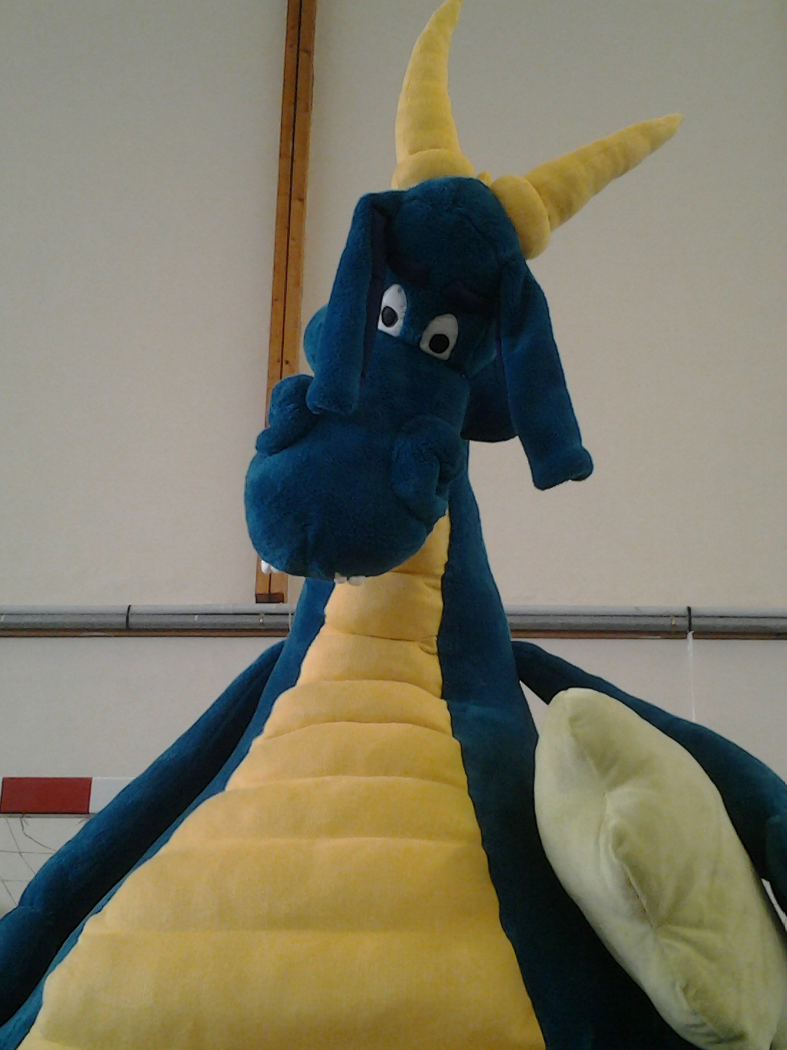 Notre Dragon Péteur en peluche lors du salon du livre de Theix (Morbihan)